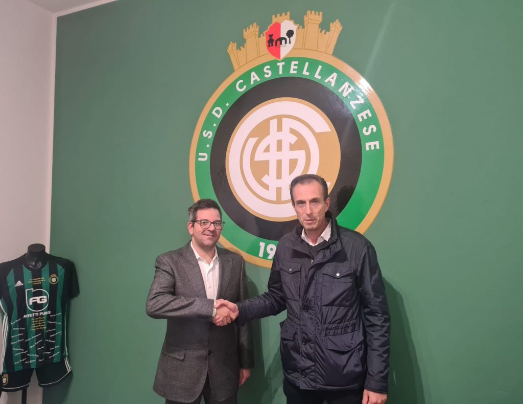 La stretta di mano tra il Presidente della Polisportiva Sant'Ambrogio di Parabiago Michele Carabelli e il Presidente della Castellanzese Alberto Affetti (1)