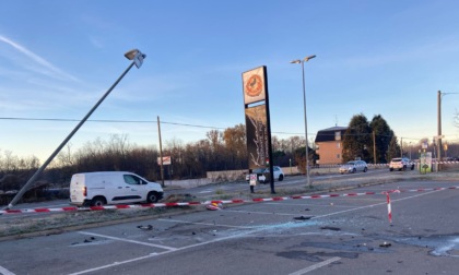 Auto finisce fuori strada e abbatte un palo