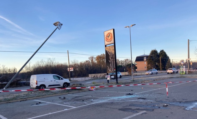 Auto finisce fuori strada e abbatte un palo