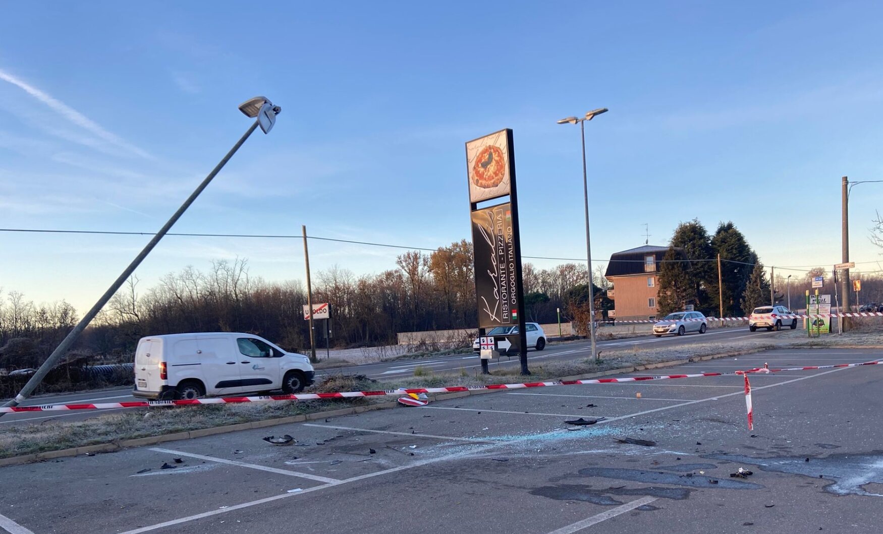 Uboldo: Auto finisce fuori strada e abbatte un palo - Prima Saronno