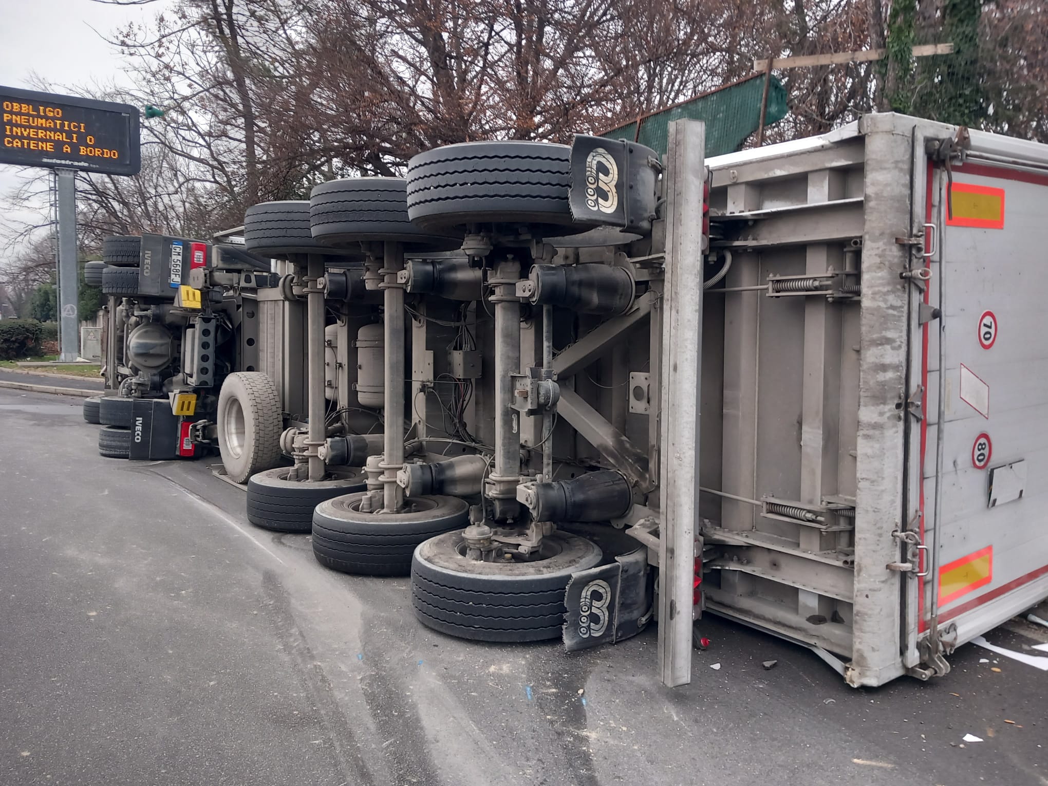 Camion ribaltato Saronno