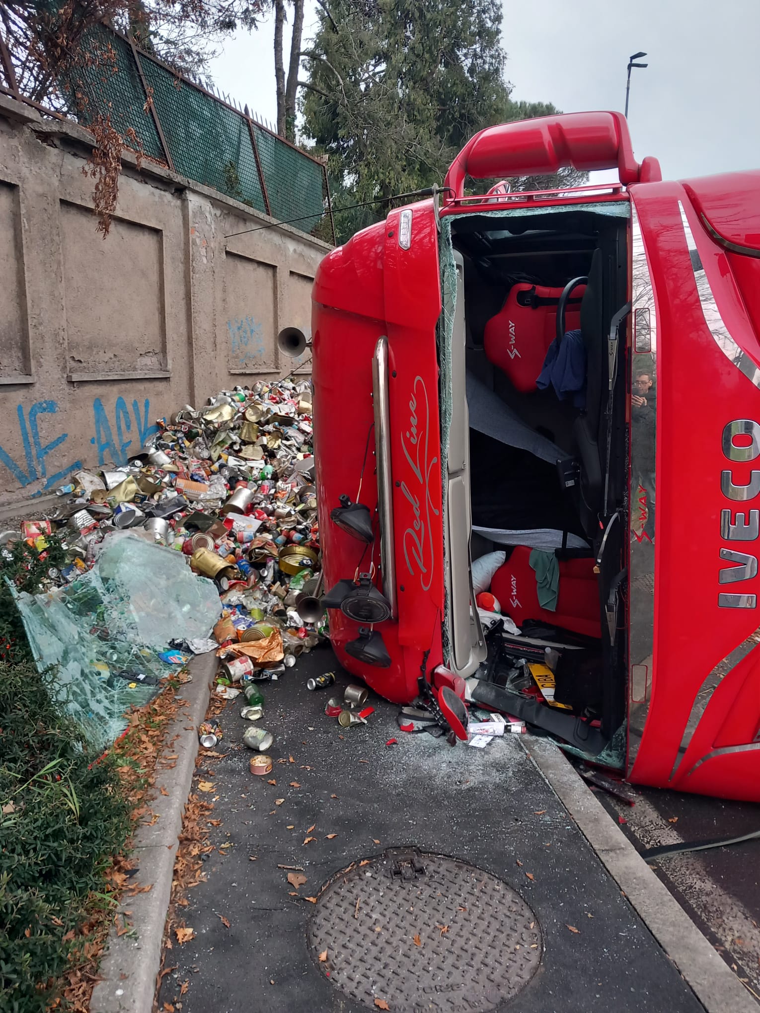 Camion ribaltato Saronno