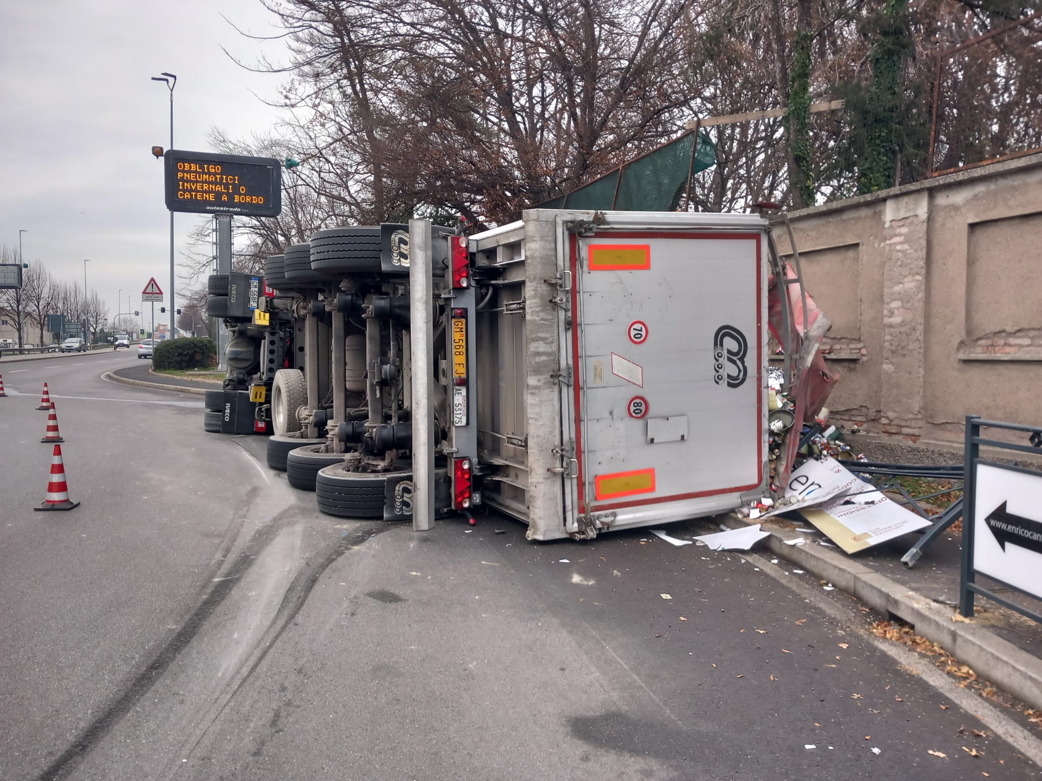 Camion ribaltato Saronno