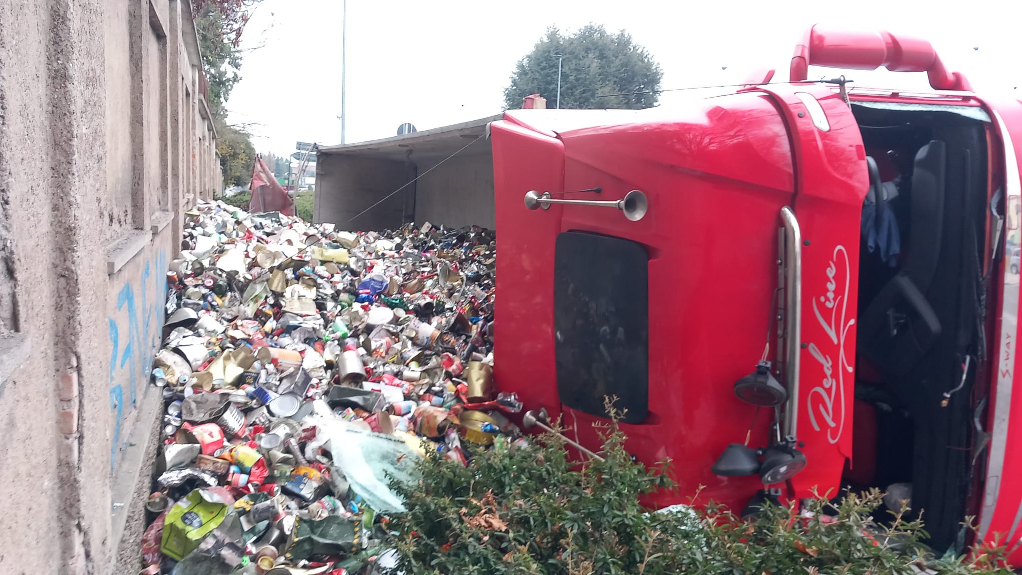 Camion ribaltato Saronno