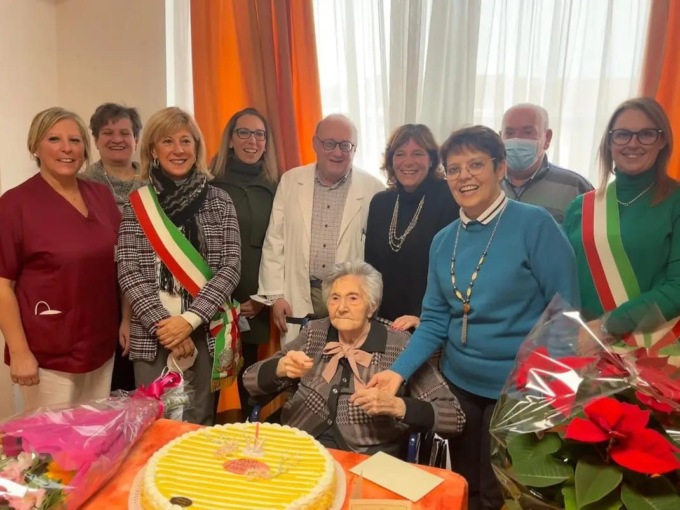 Carolina spegne 104 candeline: buon compleanno!
