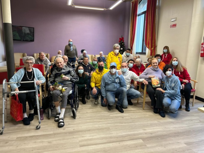 I volontari del palio fanno visita alla casa di riposo