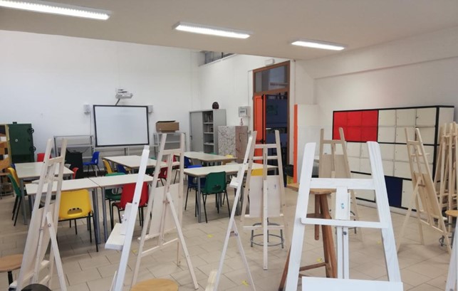 La scuola media di Morazzone dice addio ad aule e zaini: rivoluzione “all’americana”