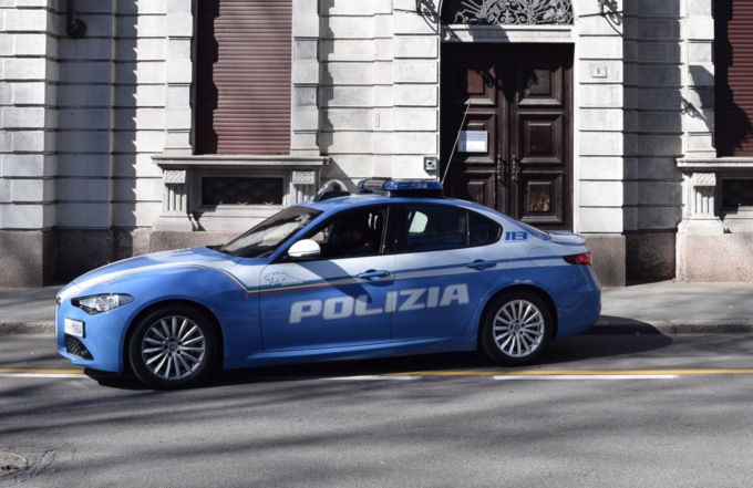 Passeggiava con un monopattino pieno di droga: denunciato