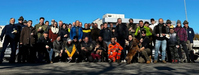 I volontari puliscono i boschi dai rifiuti edili