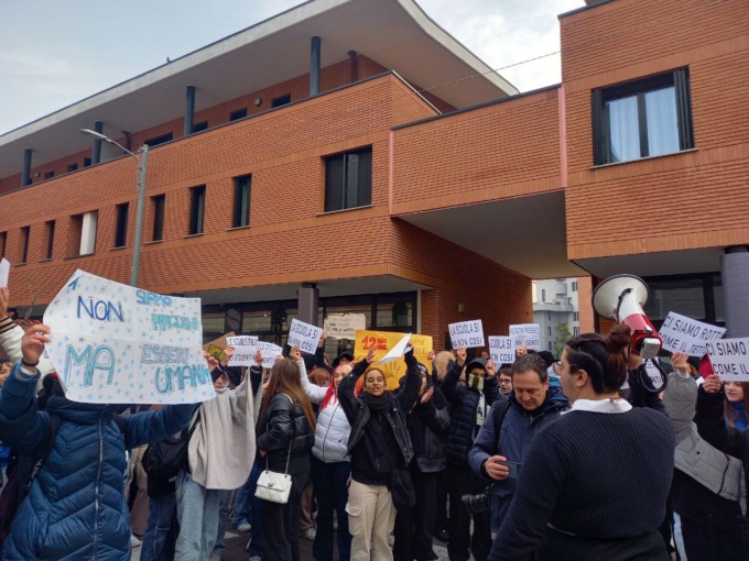 Studenti in sciopero a Gallarate per le aule fredde