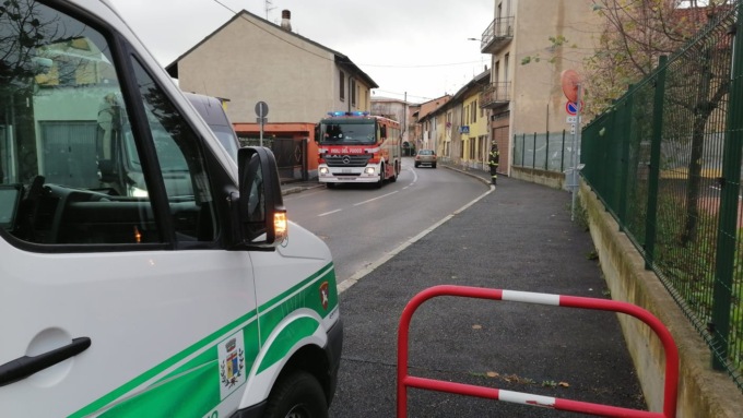 Cadono pezzi di tetto, paura per i passanti