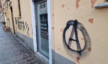 Il centro storico di Saronno di nuovo imbrattato con scritte sui muri