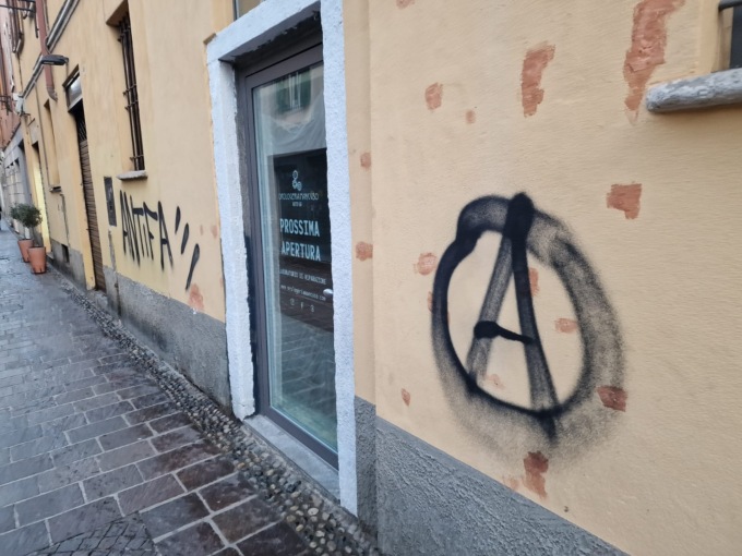 Il centro storico di Saronno di nuovo imbrattato con scritte sui muri