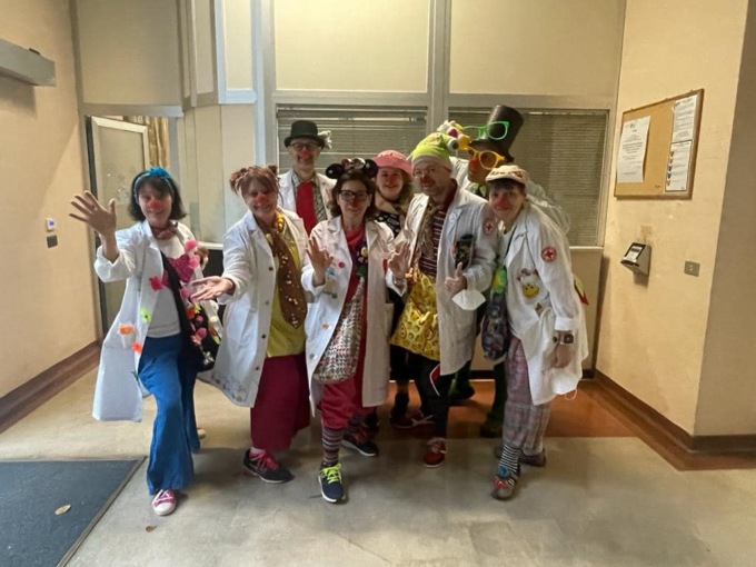 I volontari del gruppo Arcobaleno tornano nei reparti per far sorridere i pazienti