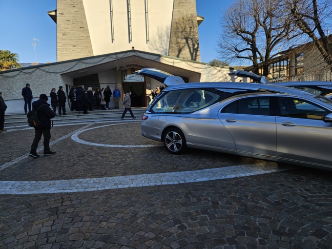 Silenzio e commozione per l’addio a madre e figlio