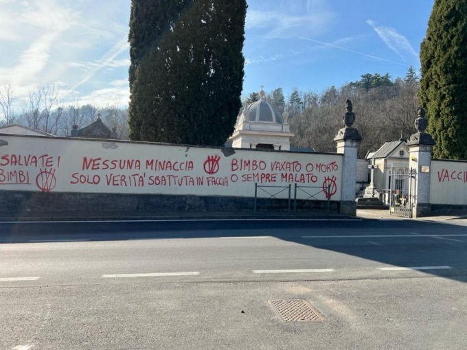 A una settimana dalla morte del piccolo Kevin, scritte no vax sui muri del cimitero di Gornate