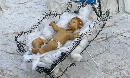 Danneggiata la statua di Gesù bambino