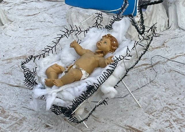 Danneggiata la statua di Gesù bambino