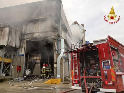 Incendio al cementificio: a fuoco gli scarti di lavorazione