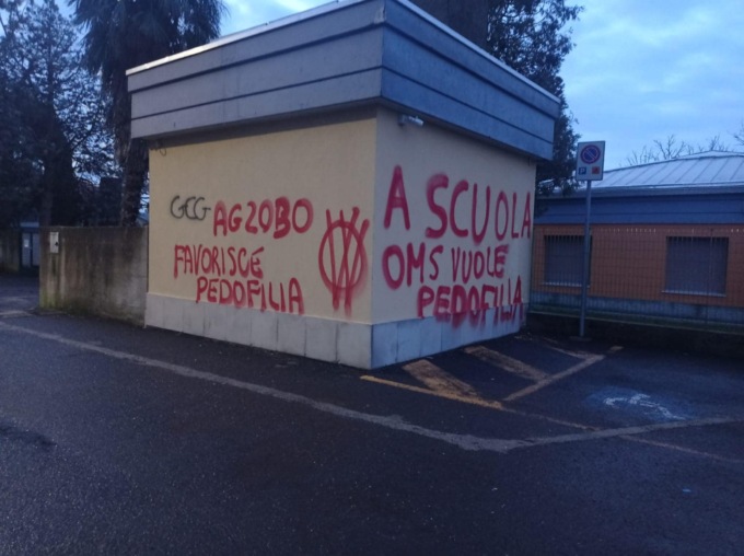 Scritte No vax fuori dall’asilo: l’indignazione di genitori e insegnanti