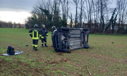 Ribaltamento lungo la strada provinciale: uomo in codice rosso