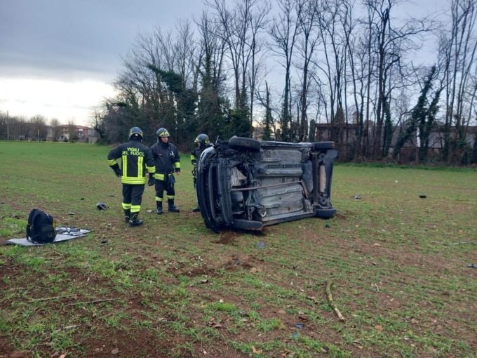 Ribaltamento lungo la strada provinciale: uomo in codice rosso