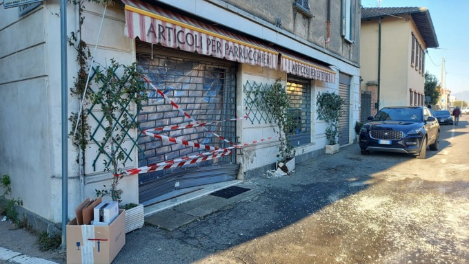 Schianto nella notte, l’auto finisce contro il negozio