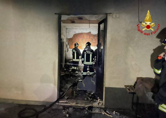 Appartamento a fuoco: famiglia sfollata e gravi danni