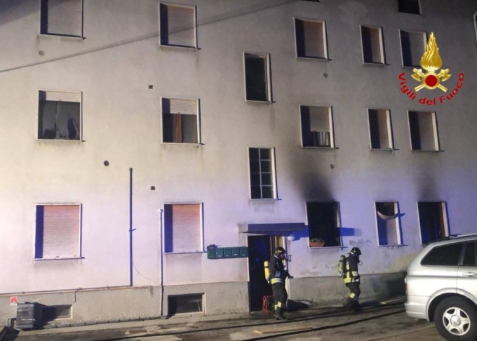 Appartamento a fuoco: famiglia sfollata e gravi danni