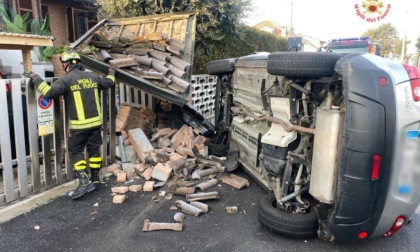 Si ribalta con l'auto e finisce contro un'abitazione