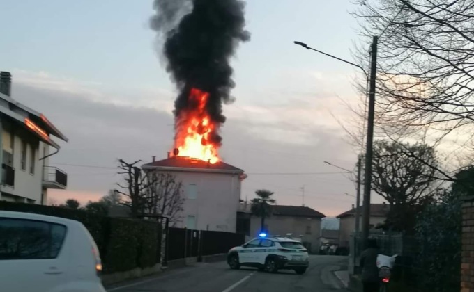 Svenuta nella casa in fiamme, salvata dall’agente della Polizia locale