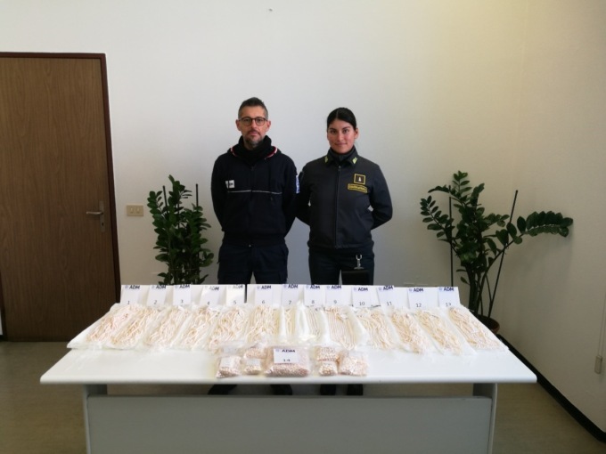 Sequestrati 14 chili di perle coltivate al confine fra Italia e Svizzera
