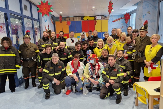 Befana con i pompieri in ospedale