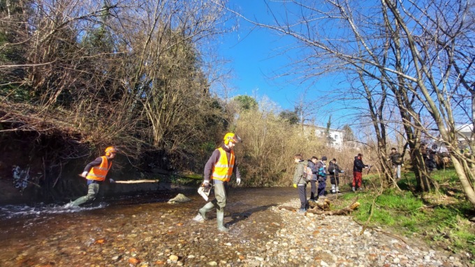Studenti e Protezione civile ripuliscono le sponde del Lura