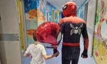 Spiderman accompagna il piccolo Tommaso in sala operatoria