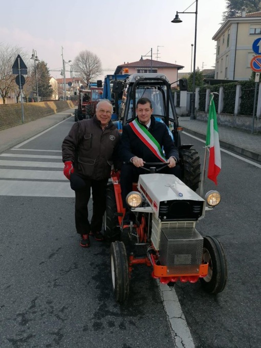 Trattori in piazza a Gorla Maggiore  e agricoltori in festa con tante domande