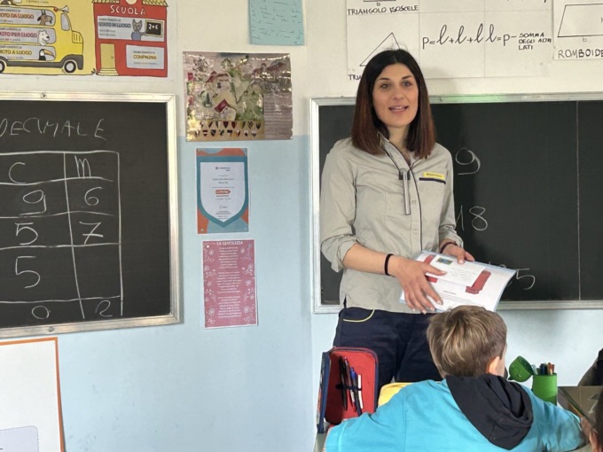 La portalettere a scuola per raccontare ai bambini il proprio lavoro