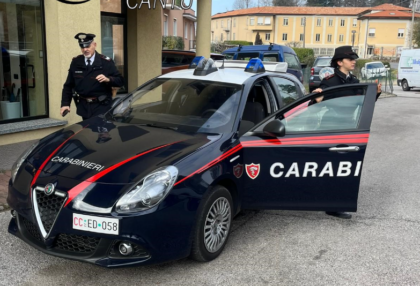 Picchia la moglie davanti ai figli: arrestato