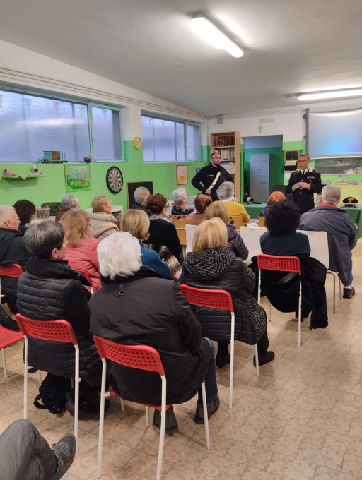 Gli anziani incontrano le forze dell’ordine