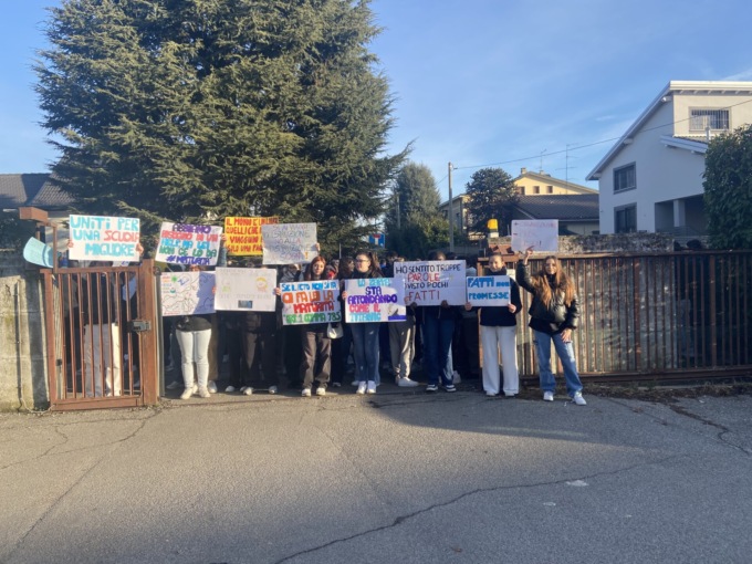 Protesta degli studenti all’istituto Zappa di Saronno