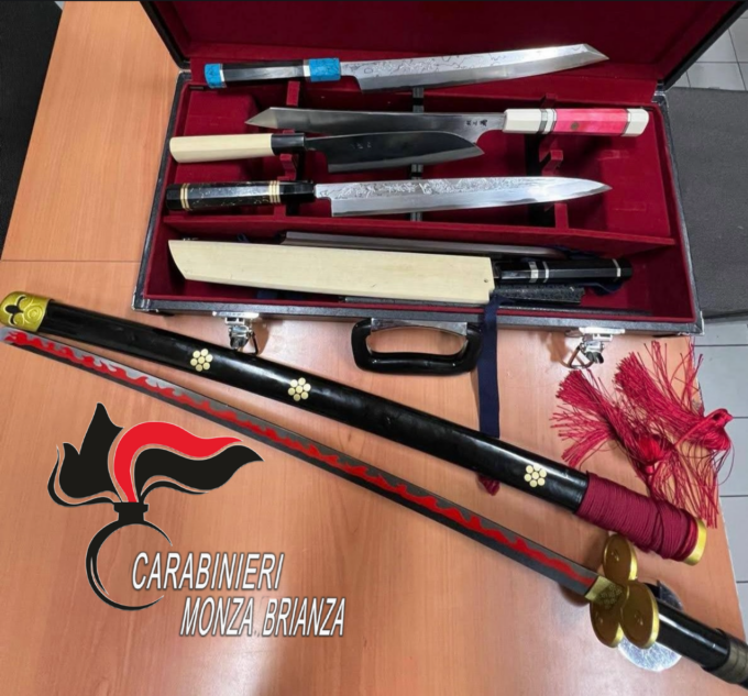 Va dalla ex con coltelli e una katana: denunciato a piede libero