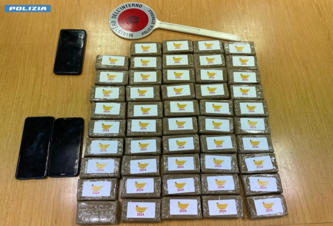 Posto di blocco al casello: sequestrati 5 chili di droga