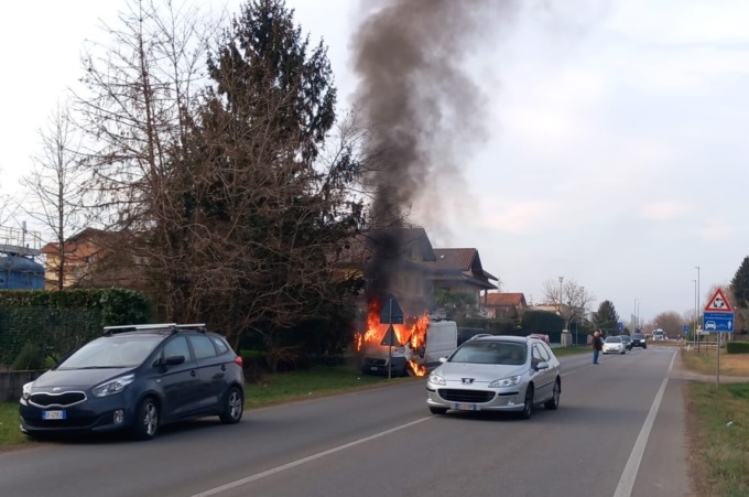 furgone in fiamme a gorla minore