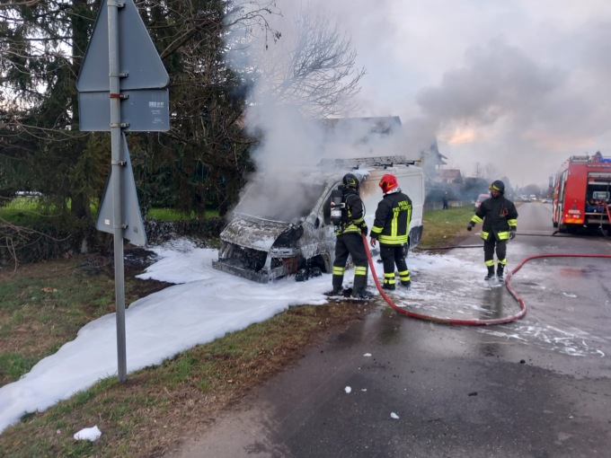 furgone in fiamme a gorla minore