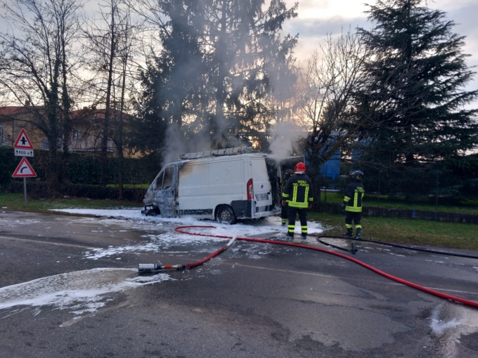furgone in fiamme a gorla minore