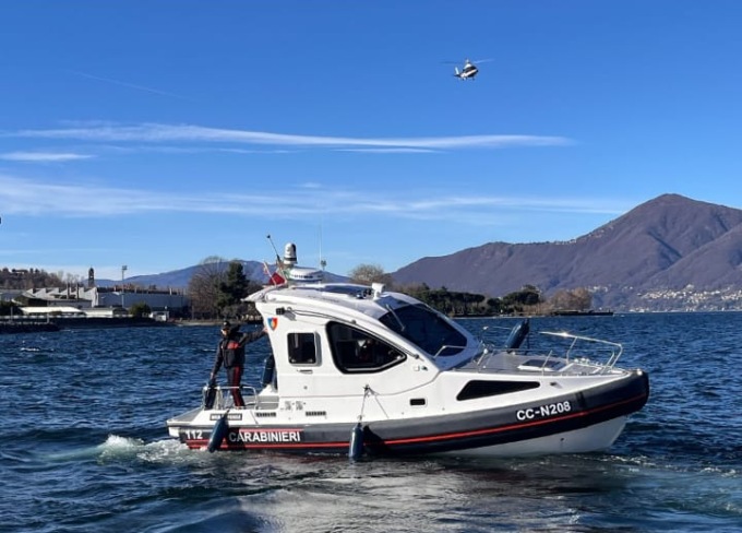 Salvato un uomo che si era gettato nel lago a Laveno Mombello