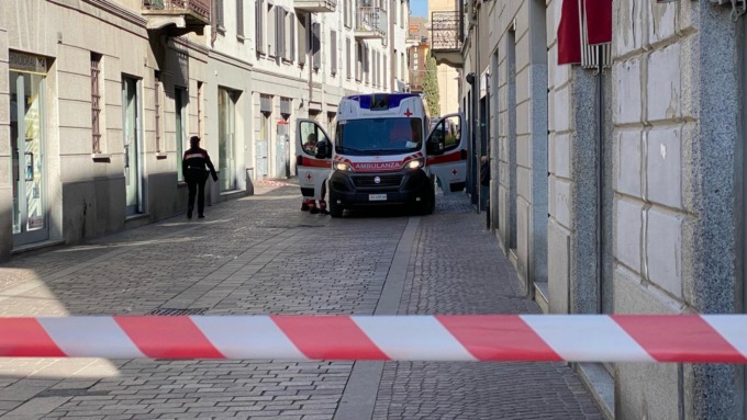 Incendio in un appartamento: ustionato il proprietario, intossicati i vicini di casa