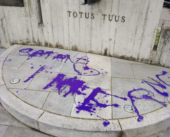Vandalizzata la statua della Madonna: “Satana”