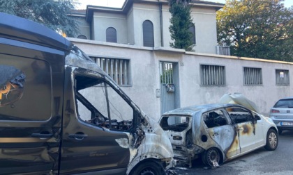 Piromane a Busto Arsizio: nove auto in fiamme