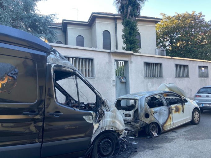 Piromane a Busto Arsizio: nove auto in fiamme